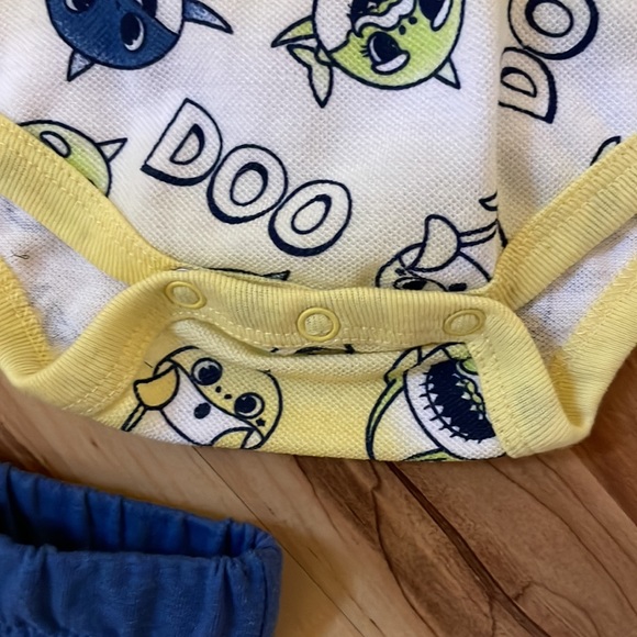 Baby Shark Three Piece Outfit - Size 0/3 Months - Picture 6 of 14